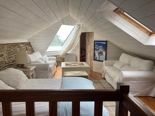 1 bedroom, internet, bed sheets - Charming furnished house near the beach, with fenced garden (Locmaria-Plouzané)