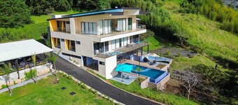 Spacious building in wonderful Heredia with fitness room. Jacuzzi pool tennis c