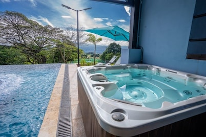 Spacious building in wonderful Heredia with fitness room. Jacuzzi pool tennis c