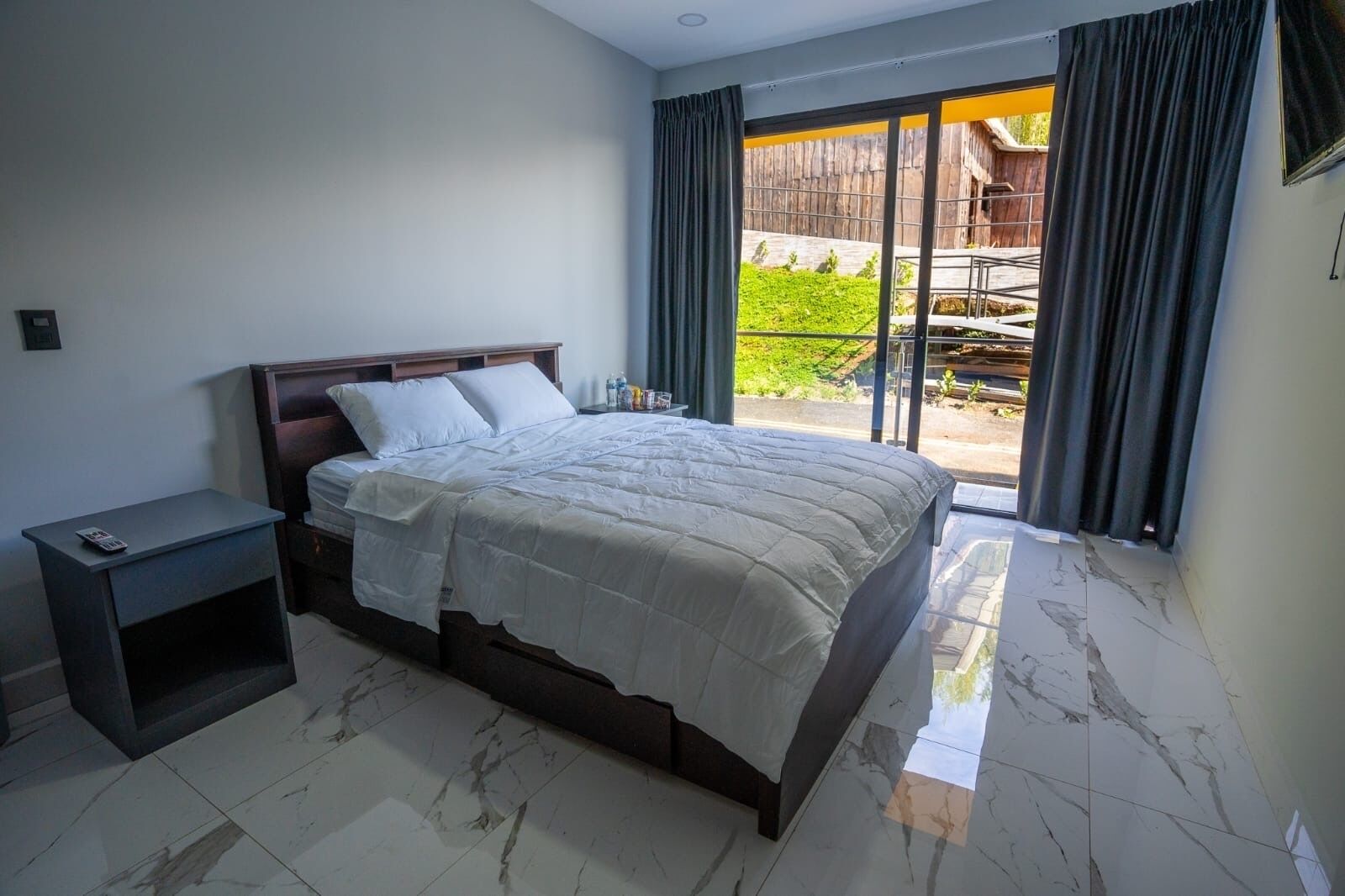 9 habitaciones, tabla de planchar con plancha, wifi y ropa de cama 