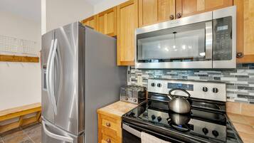 Microwave, stovetop, dishwasher, coffee/tea maker