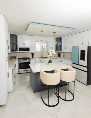 Microonde, forno, piano cottura, lavastoviglie