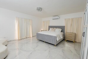 3 chambres, fer et planche à repasser, Wi-Fi, draps fournis