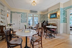 House | 7 bedrooms - Historic Estate - Group Gatherings Retreats (Wolfville)