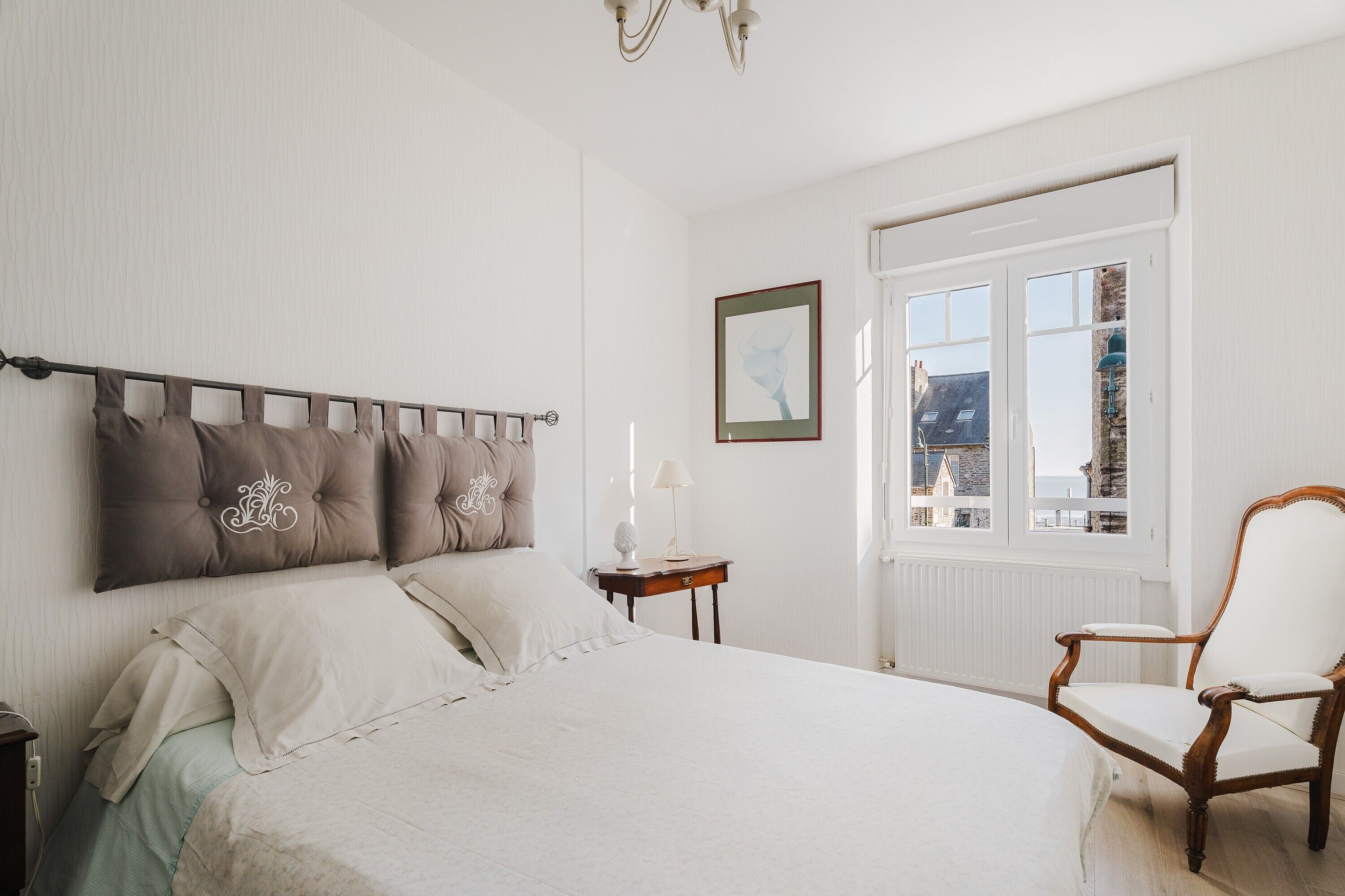 3 bedrooms, iron/ironing board, bed sheets