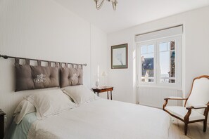 3 dormitorios, tabla de planchar con plancha, ropa de cama