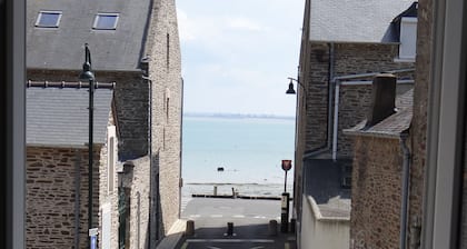 House for 9 People, Cancale Port