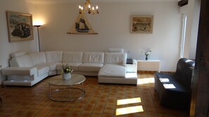 TV - House for 9 People, Cancale Port (Cancale)