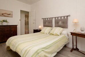 3 habitaciones, tabla de planchar con plancha y ropa de cama
