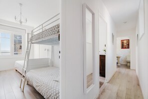 3 habitaciones, tabla de planchar con plancha y ropa de cama 