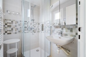 Regadera y secadora de cabello 