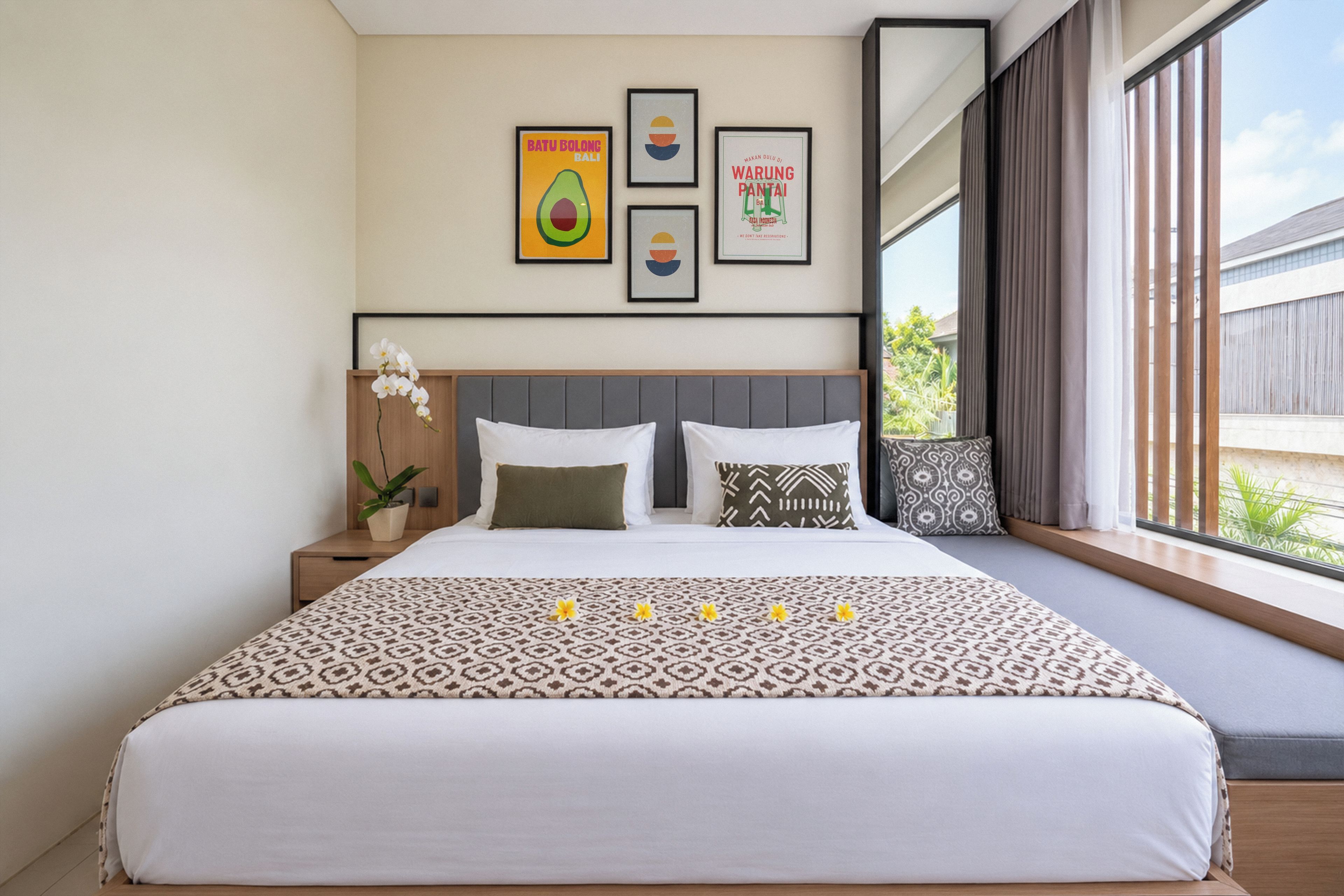 Habitación de hotel con una cama grande, una mesita de noche, una planta en maceta y una ventana con cortinas.