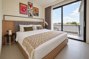 Une chambre d’hôtel avec un grand lit, une table de chevet, une plante en pot et une vue sur l’extérieur.