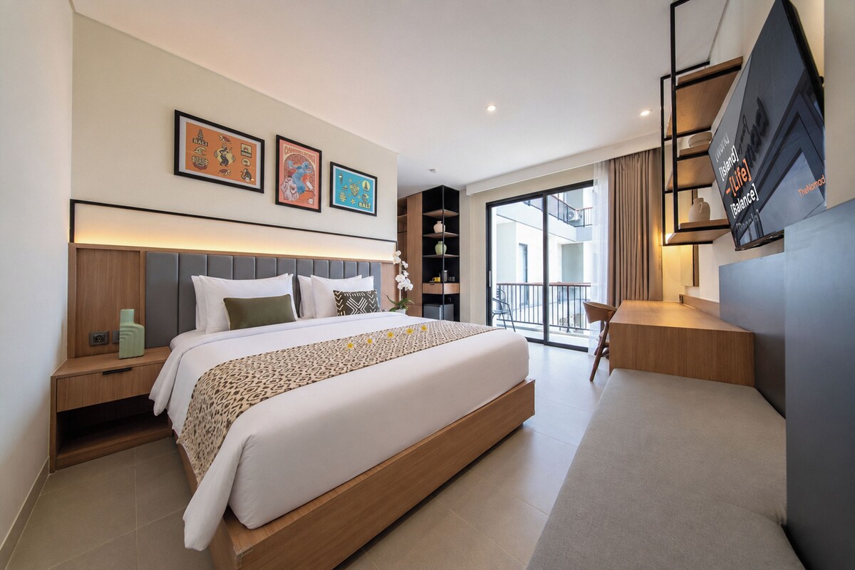Superior Double Room, Balcony | Minibar, desk, iron/ironing board (on request), WiFi (free)