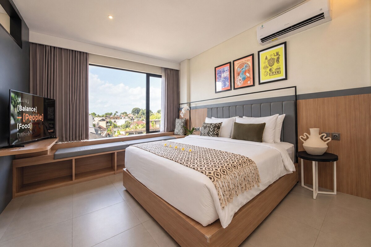Suite Apartment | Minibar, desk, iron/ironing board (on request), WiFi (free)