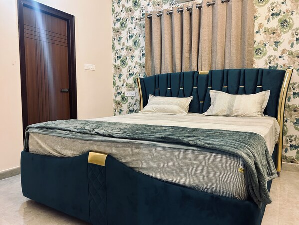 Luxury Apartment, Balcony