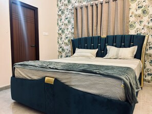 Caja de seguridad en la habitación y escritorio