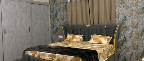 Appartement luxueux, balcon | Coffre-fort, bureau, espace de travail pour ordinateurs portables