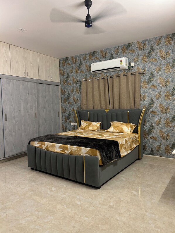 Appartamento Luxury, balcone | Una cassaforte in camera, una scrivania, postazione laptop