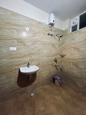 Luxury Apartment, Balcony | Bilik Mandi | Pancuran mandi, kelengkapan dandanan diri percuma, pengering rambut 