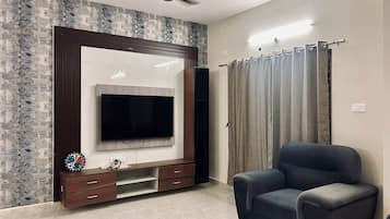 Luxury Apartment, Balcony | Living area | Printers