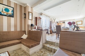 TV - Bed and Breakfast 'La Mansardière - Chambre 1' with Shared Garden and Wi-Fi (Cancale)