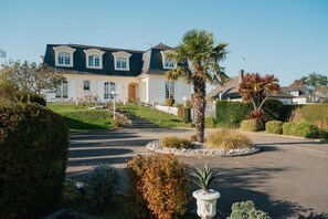Exterior - Bed and Breakfast 'La Mansardière - Chambre 1' with Shared Garden and Wi-Fi (Cancale)