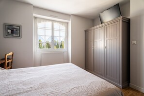 2 bedrooms, WiFi, bed sheets - Bed and Breakfast 'La Mansardière - Chambre 1' with Shared Garden and Wi-Fi (Cancale)