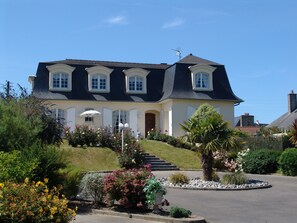 Exterior - Bed and Breakfast 'La Mansardière - Chambre 1' with Shared Garden and Wi-Fi (Cancale)