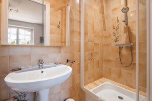 Shower, towels - Bed and Breakfast 'La Mansardière - Chambre 1' with Shared Garden and Wi-Fi (Cancale)