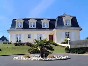 Exterior - Bed and Breakfast 'La Mansardière - Chambre 1' with Shared Garden and Wi-Fi (Cancale)