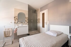 2 bedrooms, WiFi, bed sheets - Bed and Breakfast 'La Mansardière - Chambre 1' with Shared Garden and Wi-Fi (Cancale)