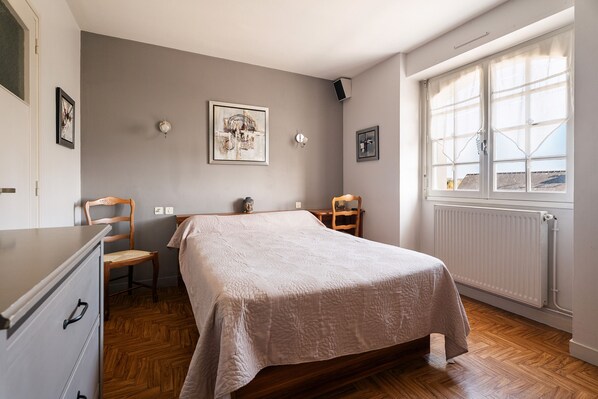2 bedrooms, WiFi, bed sheets - Bed and Breakfast 'La Mansardière - Chambre 1' with Shared Garden and Wi-Fi (Cancale)