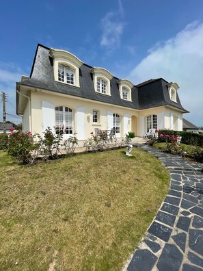 Exterior - Bed and Breakfast 'La Mansardière - Chambre 2' with Shared Garden and Wi-Fi (Cancale)