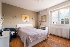 1 bedroom, WiFi, bed sheets - Bed and Breakfast 'La Mansardière - Chambre 2' with Shared Garden and Wi-Fi (Cancale)