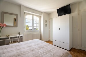 1 bedroom, WiFi, bed sheets - Bed and Breakfast 'La Mansardière - Chambre 2' with Shared Garden and Wi-Fi (Cancale)
