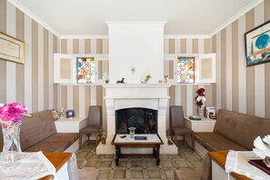 Interior - Bed and Breakfast 'La Mansardière - Chambre 3' with Shared Garden and Wi-Fi (Cancale)