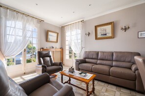 TV - Bed and Breakfast 'La Mansardière - Chambre 3' with Shared Garden and Wi-Fi (Cancale)