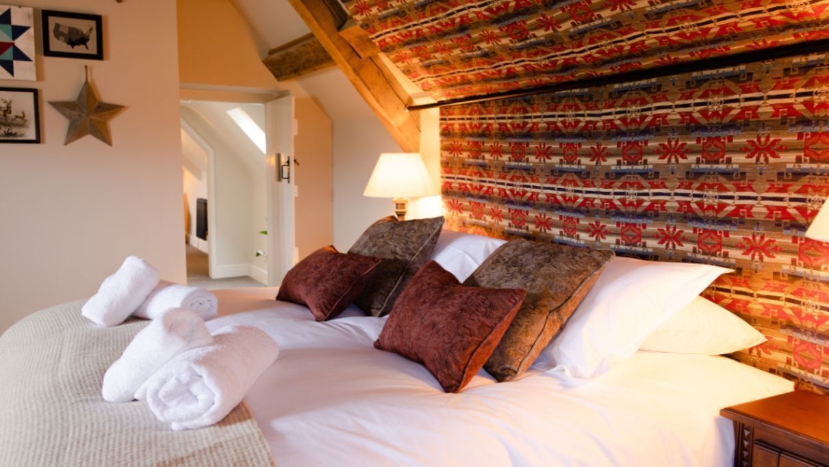 Tabla de planchar con plancha, wifi y ropa de cama 