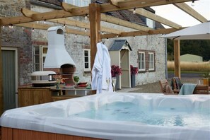 Outdoor spa tub - Hot Tub Retreat on The Longleat Estate (Warminster)