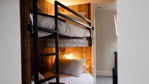 3 habitaciones, tabla de planchar con plancha, wifi y ropa de cama