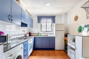 Fridge, oven, stovetop, coffee/tea maker