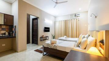 3 habitaciones, tabla de planchar con plancha, internet y ropa de cama