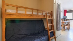 Una cama litera con estructura de madera y colchón.