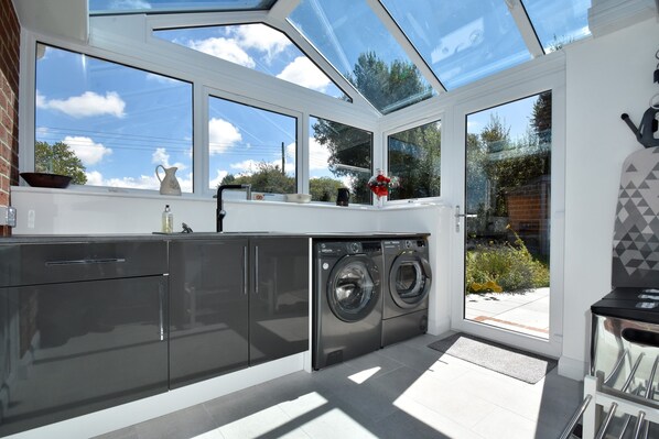 Interior - Luxury, spacious, quiet bungalow, with private drive. 5 minute drive from Cowes (Northwood)