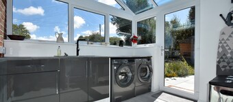 Luxury, spacious, quiet bungalow, with private drive. 5 minute drive from Cowes