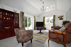 TV, video games, DVD player, books - Luxury, spacious, quiet bungalow, with private drive. 5 minute drive from Cowes (Northwood)