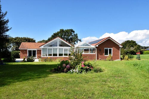 Luxury, spacious, quiet bungalow, with private drive. 5 minute drive from Cowes