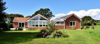 Luxury, spacious, quiet bungalow, with private drive. 5 minute drive from Cowes