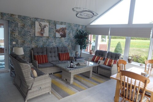 Luxury, spacious, quiet bungalow, with private drive. 5 minute drive from Cowes